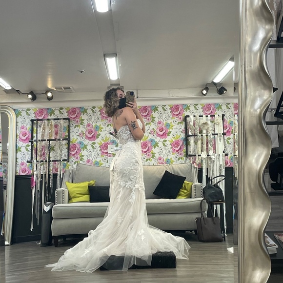 Wedding dress & veil - Picture 4 of 4